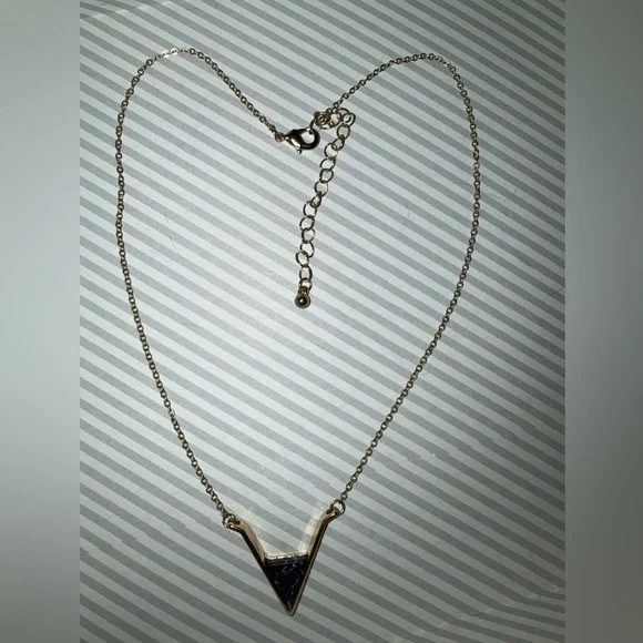 Source Unknown Goldtone and Black V-Pendant Necklace - Picture 8 of 9